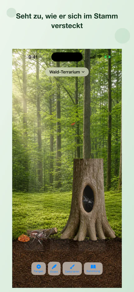 Ein Nashornkäfer versteckt sich in einem hohlen Stamm